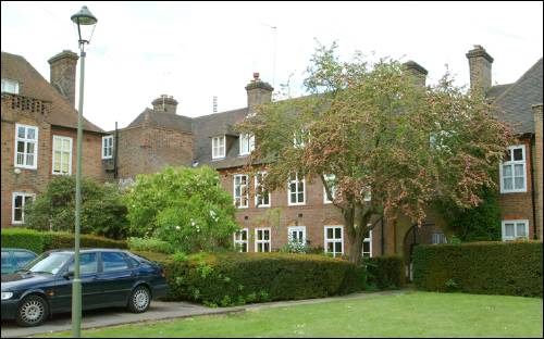 16-17 Reynolds Close